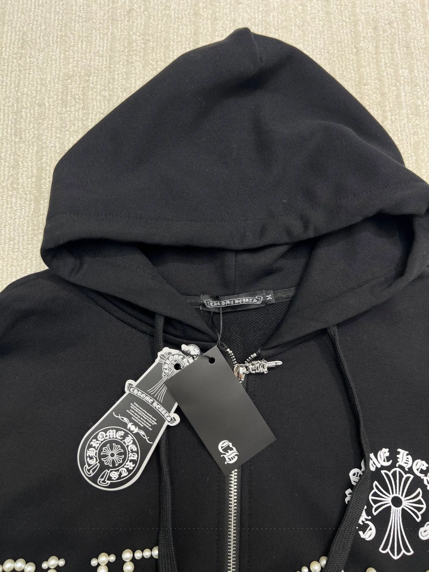 P350 𝗖𝗵𝗿𝗼𝗺𝗲 𝗛𝗲𝗮𝗿𝘁𝘀Cro Heart Pure cotton terry zipper hooded jacket High weight cotton double yarn 380g large terry fabric, fixed and dyed matching ribs, customized full set of accessories, clear letters and perfect restoration without difference. High-end atmosphere, full of class, imported rubber paddle printing graphics and customized bead blasting technology, all wiring is a special machine chain double line.  Size: M L XL XXL